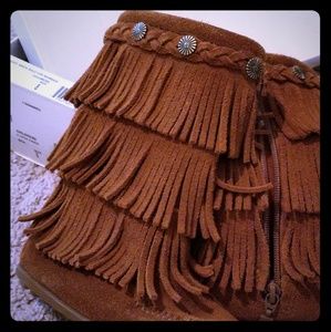 Minnetonka 3 layer fringe boot kids size 8